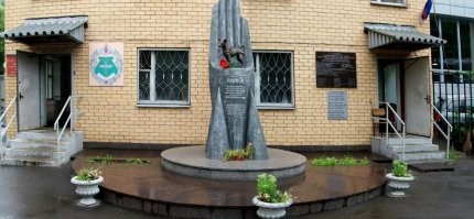 Чуть подправлю: ИМБП был основан только в 63 году, изначально весь космос был под Мин. Обороны, а точнее - НИИИВМ и ВЭ (Петровско-Разумовская аллея 12А в Москве) - там и памятник Лайке стоит, там и доски памятные висят (доски часть на территории, на которую просто так не попасть). Памятник Лайке - прямо у центральной проходной (ну если кто посмотреть захочет).