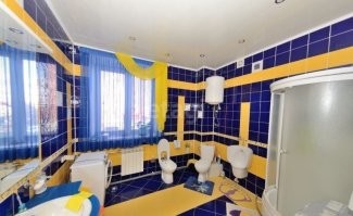 тут же только один унитаз, один писсуар и одно биде. Где царство то?