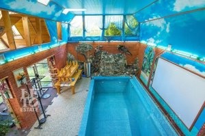 Сначала показалось, что это гроб с крышкой стоит