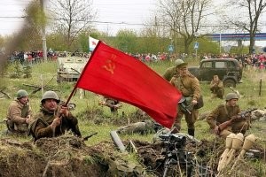 Конечно такие инициативные показушные выступления возможность натаскать по кармашкам выделенные деньги. Только детсадовец будет сомневаться в этом. Но сам постановка....   Это же лютейший пи..дец!  Неужели нельзя было связаться с реконструкторами профессионалами, привлечь в их ряды учеников для разработки действия и сделать это на природе, с привлечением всего города, всех школ. Это был бы такой задел на будущее и реальная заинтересованность молодых. Возможно хорошая традиция проводить реконструкции. Как допустим реконструкция бородинского сражения. А вот такое... Может только вызвать отторжение у адекватных. Показуха. Ничего дельного!  Лишь деньги на ветер. Те что остались после дележа.
Вот у нас реконструкция штурма форта №5.  И уверена что такие реконструкции в огромном количестве проводят по стране. Это запомнится на всю жизнь. А участие может стать частью жизни молодого человека, увлечением и продолжением памяти героических событий.