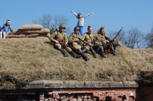 Конечно такие инициативные показушные выступления возможность натаскать по кармашкам выделенные деньги. Только детсадовец будет сомневаться в этом. Но сам постановка....   Это же лютейший пи..дец!  Неужели нельзя было связаться с реконструкторами профессионалами, привлечь в их ряды учеников для разработки действия и сделать это на природе, с привлечением всего города, всех школ. Это был бы такой задел на будущее и реальная заинтересованность молодых. Возможно хорошая традиция проводить реконструкции. Как допустим реконструкция бородинского сражения. А вот такое... Может только вызвать отторжение у адекватных. Показуха. Ничего дельного!  Лишь деньги на ветер. Те что остались после дележа.
Вот у нас реконструкция штурма форта №5.  И уверена что такие реконструкции в огромном количестве проводят по стране. Это запомнится на всю жизнь. А участие может стать частью жизни молодого человека, увлечением и продолжением памяти героических событий.