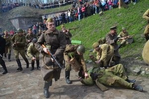 Конечно такие инициативные показушные выступления возможность натаскать по кармашкам выделенные деньги. Только детсадовец будет сомневаться в этом. Но сам постановка....   Это же лютейший пи..дец!  Неужели нельзя было связаться с реконструкторами профессионалами, привлечь в их ряды учеников для разработки действия и сделать это на природе, с привлечением всего города, всех школ. Это был бы такой задел на будущее и реальная заинтересованность молодых. Возможно хорошая традиция проводить реконструкции. Как допустим реконструкция бородинского сражения. А вот такое... Может только вызвать отторжение у адекватных. Показуха. Ничего дельного!  Лишь деньги на ветер. Те что остались после дележа.
Вот у нас реконструкция штурма форта №5.  И уверена что такие реконструкции в огромном количестве проводят по стране. Это запомнится на всю жизнь. А участие может стать частью жизни молодого человека, увлечением и продолжением памяти героических событий.
