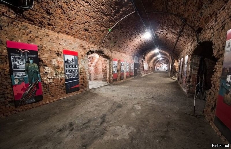 В ходе Восточно-Прусской операции, штурм города Кёнигсберга, превращённого нацистами в город-крепость начался  с предварительного артобстрела 2 апреля 1945 года. 6 апреля начался собственно штурм города. По плану маршала Василевского было два основных удара с юга и севера города. Непосредственно пятый форт прикрывал дорогу на Раушен, ныне Светлогорск. Помимо собственно крепостных стен, рвов и насыпей. все форты были укреплены целыми комплексами колючей проволоки, минными полосами и прочим средствами обороны. По результатам взятия пятого форта,  были награждены званием Героя Светского Союза 15 человек!
 8 апреля все форты были взяты, немцы оттеснены в центр города. где отчаянно сопротивлялись. Василевский предложил коменданту Кёнигсберга Отто фон Ляшу капитулировать. Но получил отказ. 9 апреля в 21:30 Отто фон Ляшу был передан новый ультиматум советского командования.  Ляш в своём бункере согласился. Но сопротивление отдельных отрядов продолжалось ещё несколько дней.
 По данным штаба 3-го Белорусского фронта, с 1 по 10 апреля 1945 года убито было 3506 человек, пропало без вести 215, ранено 13 177. Штурм города-крепости Кёнигсберг был назван идеальным. По поводу взятия, в Москве был дан салют высшей категории. Медалью «За взятие Кёнигсберга», было награждено 760 000, 216 солдат и офицеров Красной армии за штурм Кёнигсберга были удостоены звания Героя Советского Союза.
 Мой дед участвовал в штурме 10 форта, был тяжело ранен и не смог пойти на Берлин.