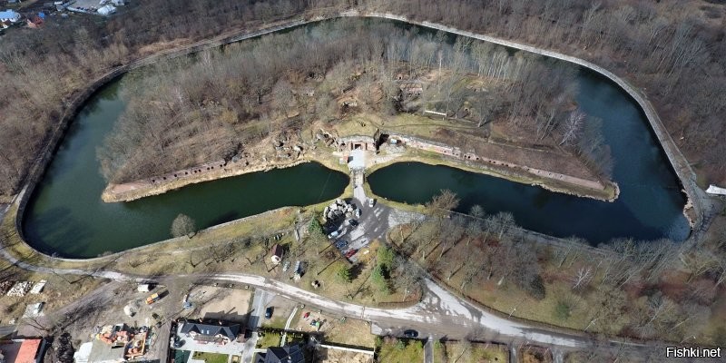 В ходе Восточно-Прусской операции, штурм города Кёнигсберга, превращённого нацистами в город-крепость начался  с предварительного артобстрела 2 апреля 1945 года. 6 апреля начался собственно штурм города. По плану маршала Василевского было два основных удара с юга и севера города. Непосредственно пятый форт прикрывал дорогу на Раушен, ныне Светлогорск. Помимо собственно крепостных стен, рвов и насыпей. все форты были укреплены целыми комплексами колючей проволоки, минными полосами и прочим средствами обороны. По результатам взятия пятого форта,  были награждены званием Героя Светского Союза 15 человек!
 8 апреля все форты были взяты, немцы оттеснены в центр города. где отчаянно сопротивлялись. Василевский предложил коменданту Кёнигсберга Отто фон Ляшу капитулировать. Но получил отказ. 9 апреля в 21:30 Отто фон Ляшу был передан новый ультиматум советского командования.  Ляш в своём бункере согласился. Но сопротивление отдельных отрядов продолжалось ещё несколько дней.
 По данным штаба 3-го Белорусского фронта, с 1 по 10 апреля 1945 года убито было 3506 человек, пропало без вести 215, ранено 13 177. Штурм города-крепости Кёнигсберг был назван идеальным. По поводу взятия, в Москве был дан салют высшей категории. Медалью «За взятие Кёнигсберга», было награждено 760 000, 216 солдат и офицеров Красной армии за штурм Кёнигсберга были удостоены звания Героя Советского Союза.
 Мой дед участвовал в штурме 10 форта, был тяжело ранен и не смог пойти на Берлин.