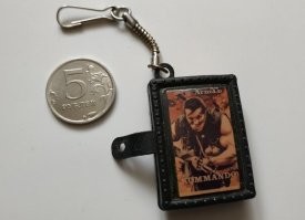 Помню еще такие брелоки были... Только у меня был с РОККИ.
Предки купили когда ехали в поезде на море, глухонемые продавали