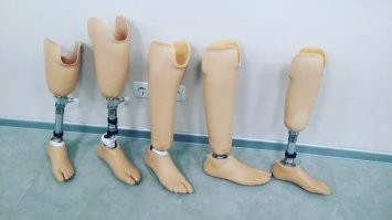 Можно давить механическими ногами. 
Пришёл в магазин, а там:  Какой сорт винограда давить собираетесь? В этом сезоне востребована модель "Нога пирата-2023".
