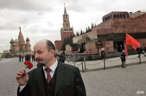 Учебники по истории, современные, курили. Ленин же толкал речь со своего мавзолея, весь тырнет об этом знает.