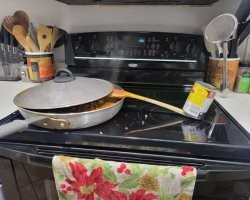 Не проще было ту же лопатку или палочку от суши положить как хорду, а уже на нее положить крышку? И не ждать, когда улетит консервная банка.