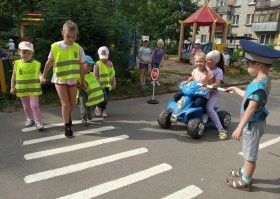 Да это понятно. 
Но, если честно, я считаю, что зря не введены обязательные уроки ПДД для школьников (и детсадовцев). 
С теорией и практикой.