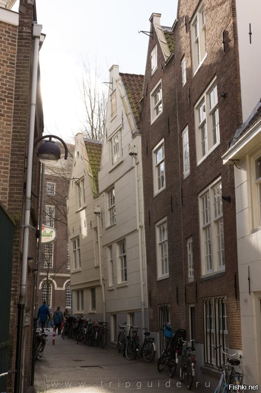 так это в Амстердаме же, ещё и дома с наклоном, чтобы груз об стену не бился