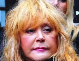 Все еще жива, на ногах и полна творческих сил. Угрожает, что скоро вернется в Россию и опять начнет выступать.