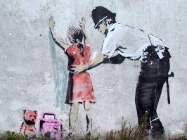 Художник наскальной, тьфу, настенной, живописи, тьфу, графики, который, как неуловимый Джо, втихаря рисует картинки на стенах. Довольно талантливые, временами спорные. Хохлы умудрились кусок стены с его рисунком украсть (не этим).
