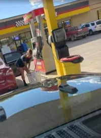 Х.з. что она задумала, но так делают, когда другой ёмкости нету.  Жидкость в полиэтилен, сколько позволяет чтоб горло затянуть, а короб держит объём, чтоб пузырь не лопнул. Не лучший, но вариант.