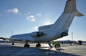У вас Боинг-727 на картинке, но всё верно, у Як-40 и Як-42 трапы также в хвостовой части.