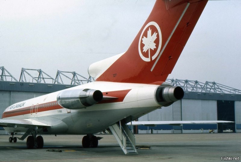 У вас Боинг-727 на картинке, но всё верно, у Як-40 и Як-42 трапы также в хвостовой части.