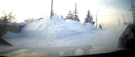 Вопрос не будет стоять - очевидно же что он остановился на середине дороги по диагонали, перекрывая проезд с обеих сторон.
Если бы он двигался по "своей" полосе движения, то тоже самое - шанс либо пролезет и тогда ура, а если нет, то застрял бы уже не клином в бок, а углами лбом в лоб и последствия тогда были бы куда более плачевны.