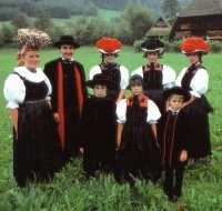 "11. В таких шляпках с красными помпонами щеголяли немецкие девушки из Шварцвальда. Слева   невеста".

У невесты помпон распустился?..