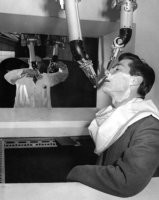 Робот делает сам, а это манипулятор.