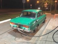 На "Москвиче", помню, удобно было, подъезжаешь с любой стороны.