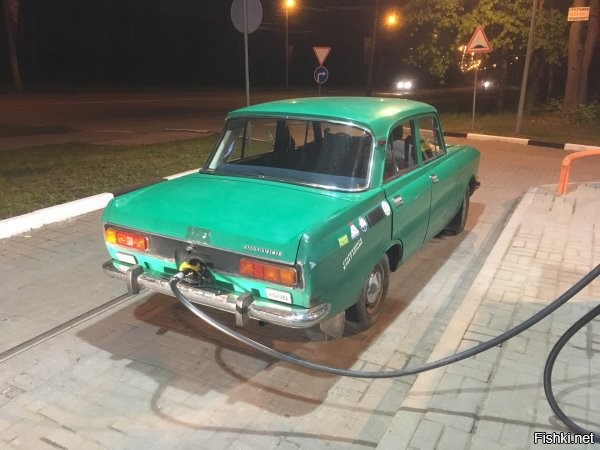 На "Москвиче", помню, удобно было, подъезжаешь с любой стороны.