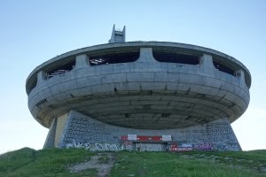 Бывал я там лет 5 назад.  Очень интересная штука, но внутрь было не попасть. 
Даже обидно за болгар стало.   Такую красоту разворовали. 

PS: На одном из фото вид сверху