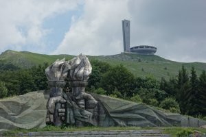 Бывал я там лет 5 назад.  Очень интересная штука, но внутрь было не попасть. 
Даже обидно за болгар стало.   Такую красоту разворовали. 

PS: На одном из фото вид сверху