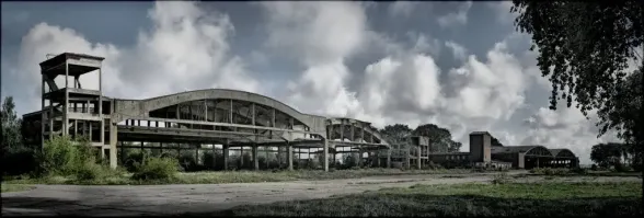 В Калининградской области большое количество заброшек. В основном это всякие прусские форты, замки. А также немецко-фашистские остатки. Например, авиабаза Нойтиф с большим количеством заброшенных ангаров и взлетно-посадочной полосой.