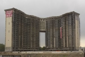 там на против, через речку Клязьму, еше один долгий стоит.