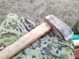 продвинутые пользуют дровокол, фискарь - дорогая игрушка, не более. колун - оптимальное средство для колки дров.