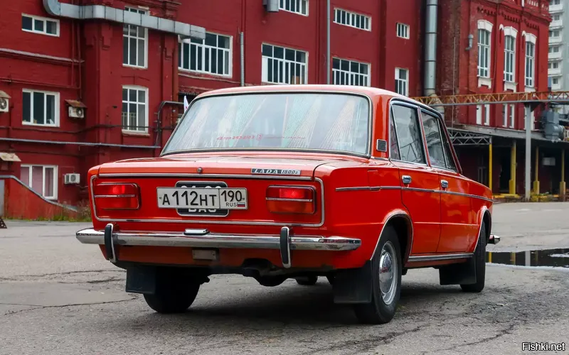 У Ваз 2103 тоже нет катафота сзади