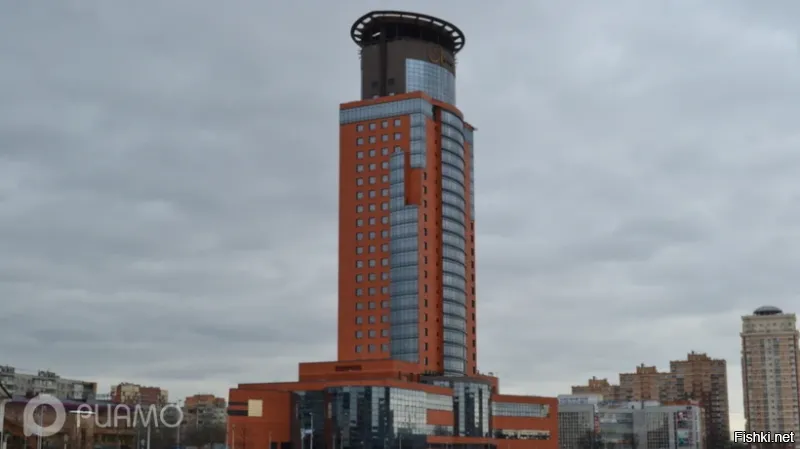 Щелково МО, здание гостиницы начал строится с 2006 года. 
Здание высотой 115 метров и площадью более 34 тысяч квадратных метров, планировалось разместить 184 люксовых номера, конференц-зал вместимостью до 270 человек, казино, рестораны, фитнес-центр и частную медклинику, а на крыше – вертолетную площадку.
на фига такой отель в 20 км от Москвы и постоянные многочасовые пробки, в городе, который не является культурно привлекательным, как для туристов, так и для командировочных, в городе нет огромных предприятий, памятников культурного наследия, население составляет около 134 тыс. В 2018 году вроде хотели снести, потом передумали, так и стоит