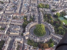 Бат это единственный термальный курорт в Британии. Был курортом не одно столетие. Причём курортом аристократов. И соответственно этим аристократам была и архитектура. Более свежий и особенно заметный стиль георгианский. Архитекторы Джон Вуд старший и младший спроектировали вот эти запоминающиеся округлые здания. Цирк и Королевский полумесяц. Но они проектировали вообще весь город. Их здания вписаны в общую архитектуру города и задана концепция остального строительства.  Такие дома предполагались как дома для отдыха знать, приезжавшей на курорт. Конечно и купчишки бывали, но точно не селились в центре, в таких строениях. Это было место для элиты.
 Вот на втором фото особенно хорошо видно что внутри круга именно главные фасады и проезжая улица. Далее фото Королевского полумесяца. Тоже по тому же принципу. С тыльной стороны участки около каждого дома типа сквериков. На последнем фото хорошо видно что даже на таких всемирно известных архитектурных шедеврах могут отыграться туповатые владельцы. Там с нефасадной стороны веранды, пристроечки, балкончики разномастные и противные. Ну чисто наша хрущоба.))))