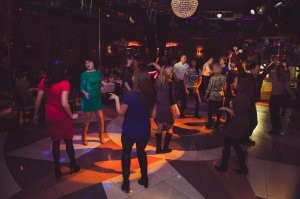 Ну были такие, и есть наверно и сейчас.
Помню в "нулевых", заходил в ресторан, подходил к Сереге лабуху (тот что песни поет, за копейку малую) А он информировал, какие барышни пришли одни, сколько времени находятся, сколько "выжрали". Тебе оставалось выбрать песню и под "А теперь подарок всем девушкам этого зала, от нашего постояннного посетителя песня " А белый лебедь на пруду, качает ..." Галантно подкатываешь к дошедшей до кондиции "хучу размножаться" даме.