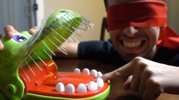 Да уж, понятно, ...вот только аппетит с таким оскалом вызывает СТРЁМ. Кто знает, какое действие последует далее, ...вдруг ...клаЦ и нет пол банана, а то (свят, свят, свят) и всего...