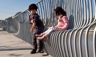 Нет, не предусмотрены - скамейки только с внутренней стороны.