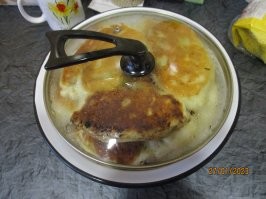 Я в пятницу пирожков нажарил.
Мука 100р/2кг - надо полкило.
Картоха 30р/кг - пару кило почистил, не считал.
1 луковица.
Подсолнечное масло - граммов 100.
дрожжи - 10 рублей.
сахар/соль по ложке
вода из-под крана.

Получилось 10 огромных пирожков.
Около 2 часов ушло.