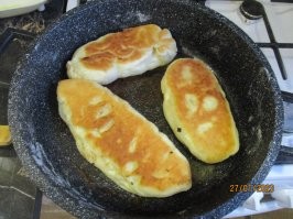 Я в пятницу пирожков нажарил.
Мука 100р/2кг - надо полкило.
Картоха 30р/кг - пару кило почистил, не считал.
1 луковица.
Подсолнечное масло - граммов 100.
дрожжи - 10 рублей.
сахар/соль по ложке
вода из-под крана.

Получилось 10 огромных пирожков.
Около 2 часов ушло.