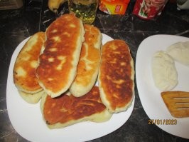 Я в пятницу пирожков нажарил.
Мука 100р/2кг - надо полкило.
Картоха 30р/кг - пару кило почистил, не считал.
1 луковица.
Подсолнечное масло - граммов 100.
дрожжи - 10 рублей.
сахар/соль по ложке
вода из-под крана.

Получилось 10 огромных пирожков.
Около 2 часов ушло.