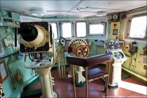 Ну вот тебе пример морского судна. 
Спасательное судно-катамаран "Коммуна"   старейший корабль Черноморского флота России. 
"Коммуна" обладает водоизмещением в 3100 т., его длина   81 м, ширина   13,2 м, осадка   3,7 м.
Скорость полного хода   8,5 узлов, а дальность плавания   4000 миль. На настоящий момент спасательное судно "Коммуна" несмотря на возраст, активно участвует в различных мероприятиях аварийно-спасательной службы флота с выходами в море.
Или опять не то?