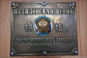 Ну вот тебе пример морского судна. 
Спасательное судно-катамаран "Коммуна"   старейший корабль Черноморского флота России. 
"Коммуна" обладает водоизмещением в 3100 т., его длина   81 м, ширина   13,2 м, осадка   3,7 м.
Скорость полного хода   8,5 узлов, а дальность плавания   4000 миль. На настоящий момент спасательное судно "Коммуна" несмотря на возраст, активно участвует в различных мероприятиях аварийно-спасательной службы флота с выходами в море.
Или опять не то?