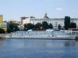 После реконструкции, 50 летние теплоходы вполне себе бороздят речные просторы.

Н. Гастелло" построенный в 1954 году. В 2007 теплоход, реконструировали добавив ему четвертую палубу, и переименовали в "Алексей Толстой". Работает до сего дня. 

Теплоход проекта 26-37. Построенный в 1961 году поступил в Волжское пароходство под именем "Клемент Готвальд". теплоход благополучно продолжает работать под именем " Родная Русь".   

Теплоход "Николай Щорс" С момента постройки в 1962 году по 1997 год, теплоход исправно работал на транспортной линии Москва-Астрахань-Москва. А после 2002 работал в нише эконом круизов из Москвы. В 2010 году его переименовали, и сегодня теплоход известен под именем "Михаил Танич".    

Вот  ещё про старенькие теплоходики -