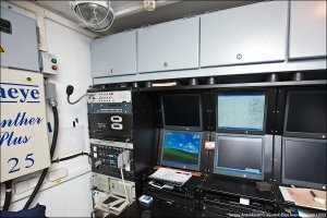Ну вот тебе пример морского судна. 
Спасательное судно-катамаран "Коммуна"   старейший корабль Черноморского флота России. 
"Коммуна" обладает водоизмещением в 3100 т., его длина   81 м, ширина   13,2 м, осадка   3,7 м.
Скорость полного хода   8,5 узлов, а дальность плавания   4000 миль. На настоящий момент спасательное судно "Коммуна" несмотря на возраст, активно участвует в различных мероприятиях аварийно-спасательной службы флота с выходами в море.
Или опять не то?