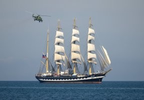 4-мачтовый барк "Крузенштерн", российское учебное парусное судно. Построено в 1925-1926 годах на верфи Й. Текленборга.  100 лет скоро. Это насчет "ни один корабль..."