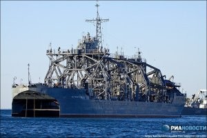 Ну вот тебе пример морского судна. 
Спасательное судно-катамаран "Коммуна"   старейший корабль Черноморского флота России. 
"Коммуна" обладает водоизмещением в 3100 т., его длина   81 м, ширина   13,2 м, осадка   3,7 м.
Скорость полного хода   8,5 узлов, а дальность плавания   4000 миль. На настоящий момент спасательное судно "Коммуна" несмотря на возраст, активно участвует в различных мероприятиях аварийно-спасательной службы флота с выходами в море.
Или опять не то?