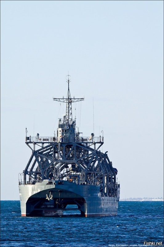 Ну вот тебе пример морского судна. 
Спасательное судно-катамаран "Коммуна"   старейший корабль Черноморского флота России. 
"Коммуна" обладает водоизмещением в 3100 т., его длина   81 м, ширина   13,2 м, осадка   3,7 м.
Скорость полного хода   8,5 узлов, а дальность плавания   4000 миль. На настоящий момент спасательное судно "Коммуна" несмотря на возраст, активно участвует в различных мероприятиях аварийно-спасательной службы флота с выходами в море.
Или опять не то?