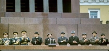 Это фото - явный фейк. Ленин был невысокого роста (164 см), а трибуна Мавзолея имела достаточно высокий парапет. Так что Ленин за парапетом мог был виден максимум по грудь. Фото для сравнения. Рост Брежнева 173 см, Суслова (самый высокий, в серой шляпе) 190 см