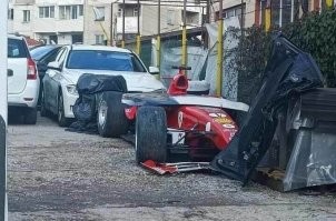 что это? O_o
но, если это отсылка к тому, что за последние 7-8 лет F1 превратилась из королевских гонок в ямарку с цирком, которым руководят голубо-зеленые чиновники, нигером и каруселью из бензовозов, то да.
спортом там давно не пахнет 
в таком виде, как есть, F1 место на помойке!