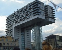 Та ну я живу в NRW, 170 км от Кёльна. Он какой особенный был в тот период, что в него топливо не завозили? Там были точно такие же цены как по земле, при чем обычно даже дешевле центов на 5-10, чем у нас.