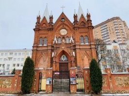 Я и есть Бабай. Развиваю мысль. И говорю за костёл в своём родном городе Курск. Где Курск находится знаете? Это хорошо. Это не "там у них". В этом костёле некто Малевич венчался. А бабки поют метрах в 200 дальше.