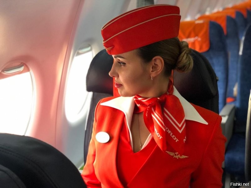 Модельная внешность, пилотка, юбка: самые красивые стюардессы российских авиакомпаний